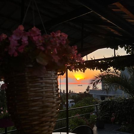 Kemeni Gardens Hotel Batoemi Buitenkant foto