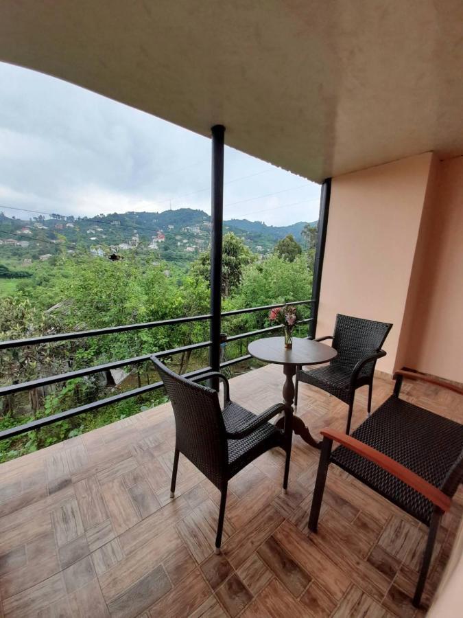 Kemeni Gardens Hotel Batoemi Buitenkant foto
