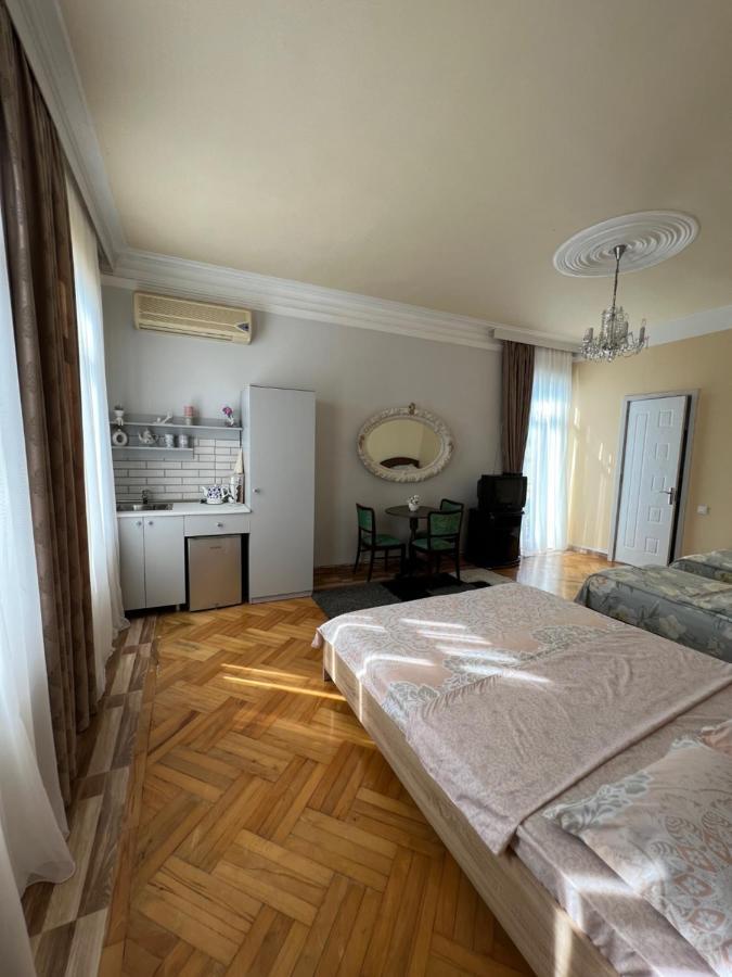 Kemeni Gardens Hotel Batoemi Buitenkant foto