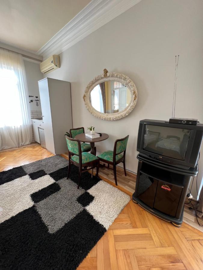 Kemeni Gardens Hotel Batoemi Buitenkant foto