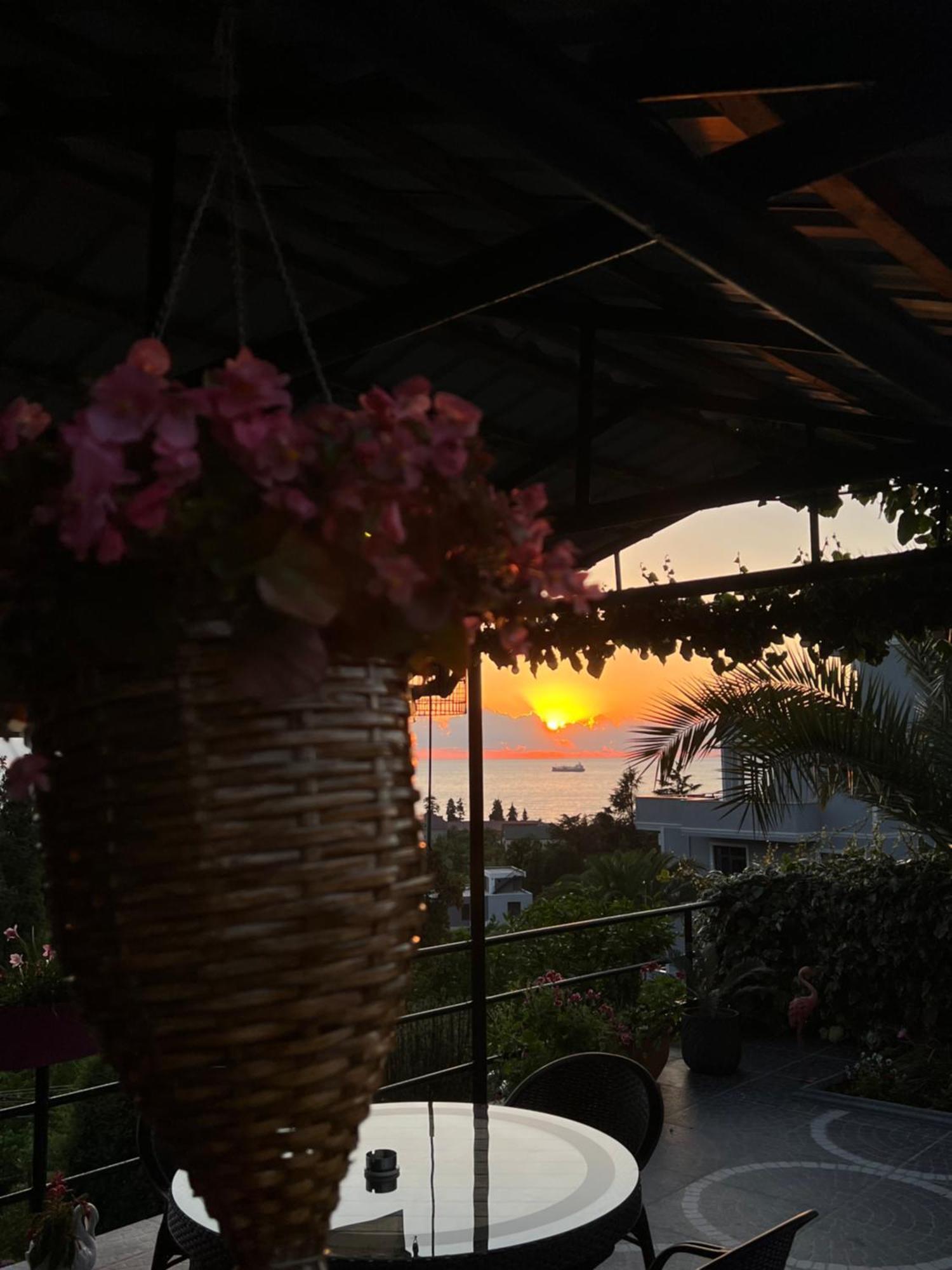 Kemeni Gardens Hotel Batoemi Buitenkant foto