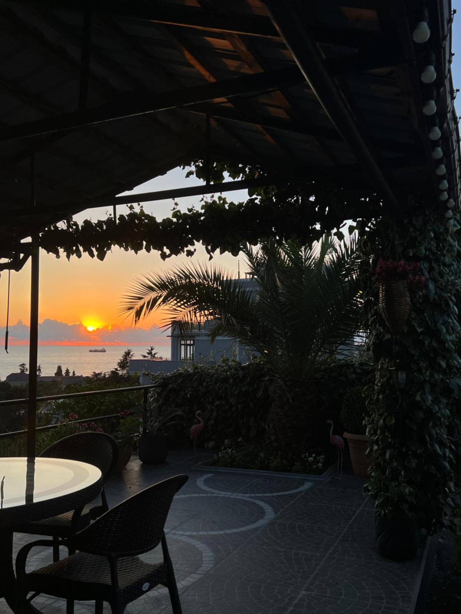 Kemeni Gardens Hotel Batoemi Buitenkant foto
