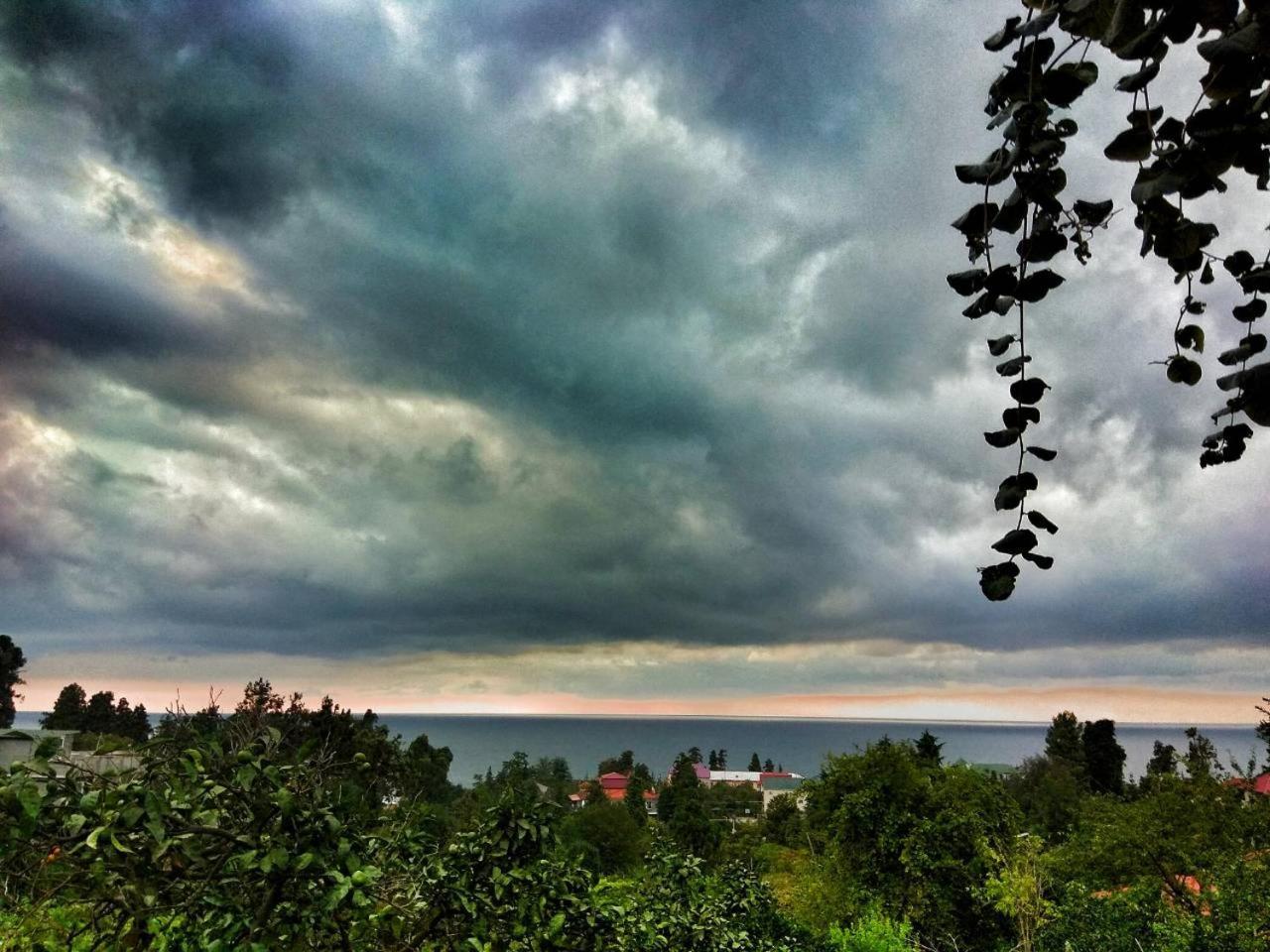 Kemeni Gardens Hotel Batoemi Buitenkant foto